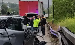 Tıra arkadan çarpan cip demir yığınına döndü, sürücüsü ise hafif yaralandı