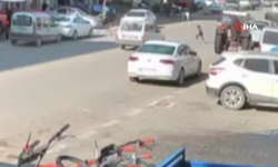 Koşarak yolun karşısına geçmeye çalışan çocuğa otomobil çarptı