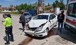 İki otomobil çarpıştı: 8 kişi yaralandı