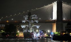 Dev eğitim gemisi köprüye çarptı: Ölü ve yaralılar var!