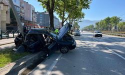 Direğe çarpan otomobilde 1’i ağır 2 kişi yaralandı