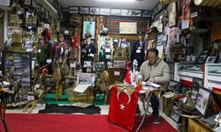 Emekli öğretmen geçmişi günümüze taşıyor