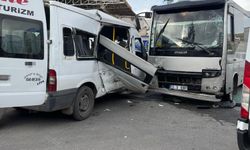 Facianın eşiğinden dönüldü: Minibüs ile midibüs çarpıştı, çok sayıda yaralı var!
