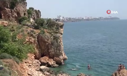Adrenalin tutkunu gençler 30 metrelik falezlerden atladı
