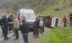 Feci kaza! Öğrenci servisi devrildi: 8 yaralı