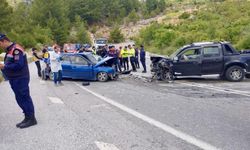 Feci kaza: İki araç kafa kafaya çarpıştı, ölü ve yaralılar var!