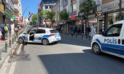 Fenalaşıp yola yığılan adamın üzerinden araç geçti