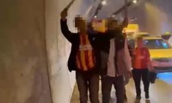 İzmir’de şampiyonluk kutlamasında tehlikeli görüntüler: Döner bıçaklarıyla sokağa çıktılar!