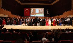 “Gençler Sahne Sizin” adlı konserde sahne alan gençler enstrümanlarını konuşturdular