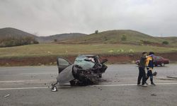 Hafif ticari araç ile otomobilin çarpıştığı kazada 2 kişi öldü, 2 kişi yaralandı