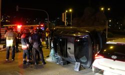 İzmir'de feci kaza: Takla atan otomobil trafik lambasına çarparak durdu!