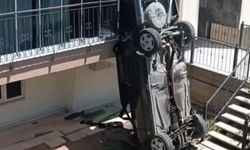 İlk direksiyon dersi kabusa döndü: Otomobille bahçeye uçtu