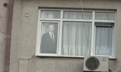 İmamoğlu'nun maketini penceresine yerleştirdi