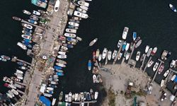 İzmir’de deniz temizliği: Hurda tekneler barınaklardan kaldırılıyor