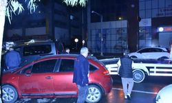 İzmir’de hafif ticari araç park halindeki 3 otomobile çarptı