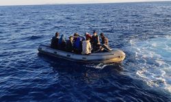 İzmir'de kara sularına itilen 24 düzensiz göçmen kurtarıldı