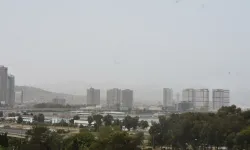 İzmir'de toz taşınımı: Hava kalitesi düştü, görüş mesafesi azaldı!