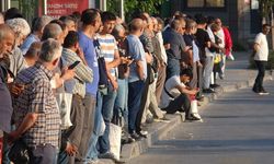 İzmir’de ulaşım durdu: 23 bin belediye işçisi greve gitti, duraklarda yoğunluk yaşanıyor!
