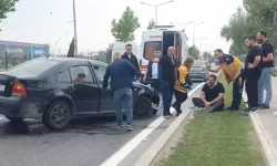 Kontrolünü kaybeden otomobil sürücüsü, kaldırım ile yön tabelasına çarptı