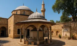 Kaleiçi Camii ve Çeşmesi: Kuşadası Çarşısı'nın Kalbinde Saklı Kalan Tarihi Bir Mola Noktası!