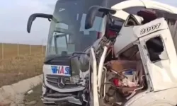 Kamyon ile yolcu otobüsü çarpıştı: Ölü ve yaralılar var