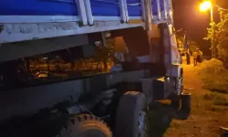 Kamyonunu tamir etmek istemişti, kupa kısmına sıkışarak yaralandı