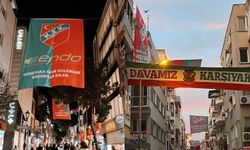 Karşıyaka bayraklarla donatıldı