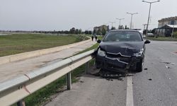 Kavşakta kaza zinciri: Çarpışma sonrası bariyerlere vurup yaralandılar