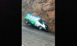 Kayalığa çarpan kamyonette 1 kişi öldü, 1 kişi yaralandı