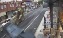 Kazanın görüntüleri anbean kamerada! Frenleri boşalan kepçe 4 aracı biçti