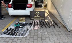 Kiralık araçta cephanelik gibi silah ve mühimmat ele geçirildi: Polis memuru gözaltında!