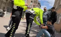 Kaldırımda yürürken motosikletli tarafından kolundan bıçaklandı