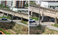 Köprüye sığmayan kamyonet geçitte mahsur kaldı