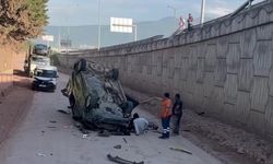 Korkunç kaza: Hafif ticari araç 5 metre yükseklikten yan yola uçtu!
