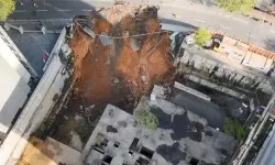 Korkutan doğal gaz patlaması! Megakentin göbeğinde yol çöktü