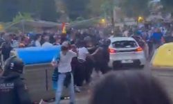 Maç öncesi korku dolu anlar: Sürücü taraftarların arasına daldı, yaralılar var!
