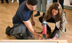 Galler'in hamarat Prensesi Kate Middleton eline matkap aldı tadilat çalışmasına katıldı