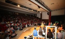 Menderes'te sahne çocukların: "Bir Zamanlar Ünlüydüm" müzikali ayakta alkışlandı