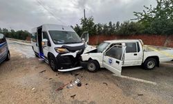 Minibüsle kamyonet kafa kafaya çarpıştı: Ölü ve yaralılar var...