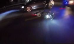 Otomobilin çarptığı motosikletli araçların altında kalmaktan son anda kurtuldu