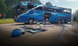 Nijerya'da yolcu otobüsü ile kamyon çarpıştı: 5'i çocuk, 19 ölü