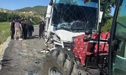 Öğrenci servisi traktör ile çarpıştı: Yaralılar var!