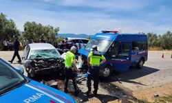 Otomobil ile jandarma minibüsünün çarpışmasıyla 1 kişi hayatını kaybetti