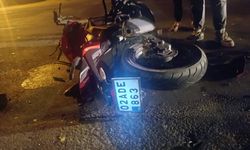 Otomobil ile motosikletin çarpışmasıyla 1 kişi hayatını kaybetti, 2 kişi yaralandı