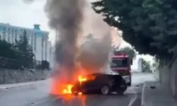 Seyir halindeki otomobil alev alev yandı