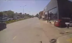 Otomobil, yol kenarında yürüyen kadını metrelerce savurdu