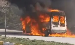 Personel taşıyan minibüs alev alev yandı
