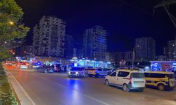 Plakasız motosikletli sürücü dehşet saçtı: Polis memuruna çarpıp kaçtı!