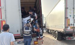 Polis kontrolünde skandal ortaya çıktı: Mühürleri kırılmış tırlarda 17 kaçak göçmen yakalandı!