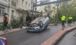 Refüje çarparak takla atan otomobilin altında kalmaktan son anda kurtuldu